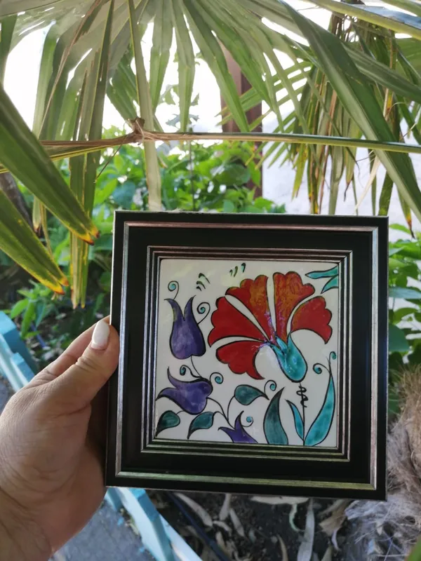 Kırmızı Hatmi ve Mor Laleler Desenli El Yapımı Çini Tablo  10x10 cm Dekoratif Pano