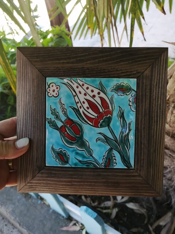 Turkuaz Zemin Üzerine Lale Desenli El Yapımı Çini Tablo  10x10 cm Ahşap Çerçeveli Sanat P