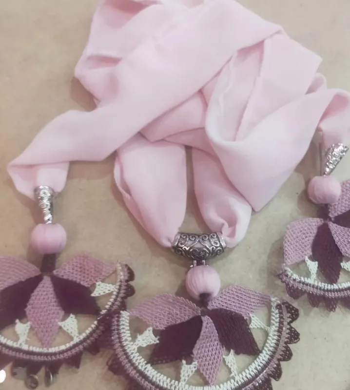 Pudra Renkli Şal Kolye  El Yapımı Mor Tonlu İğne Oyası Motifli