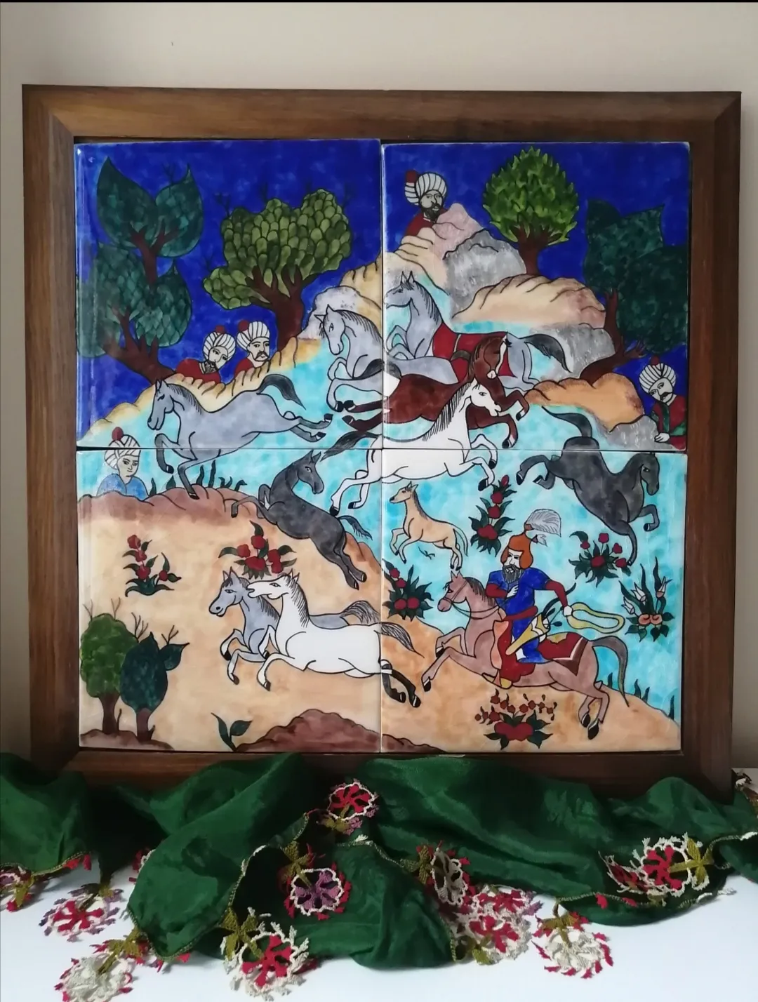 Osmanlı Av Sahnesi Temalı El Boyaması İznik Çini Tablo – 40x40