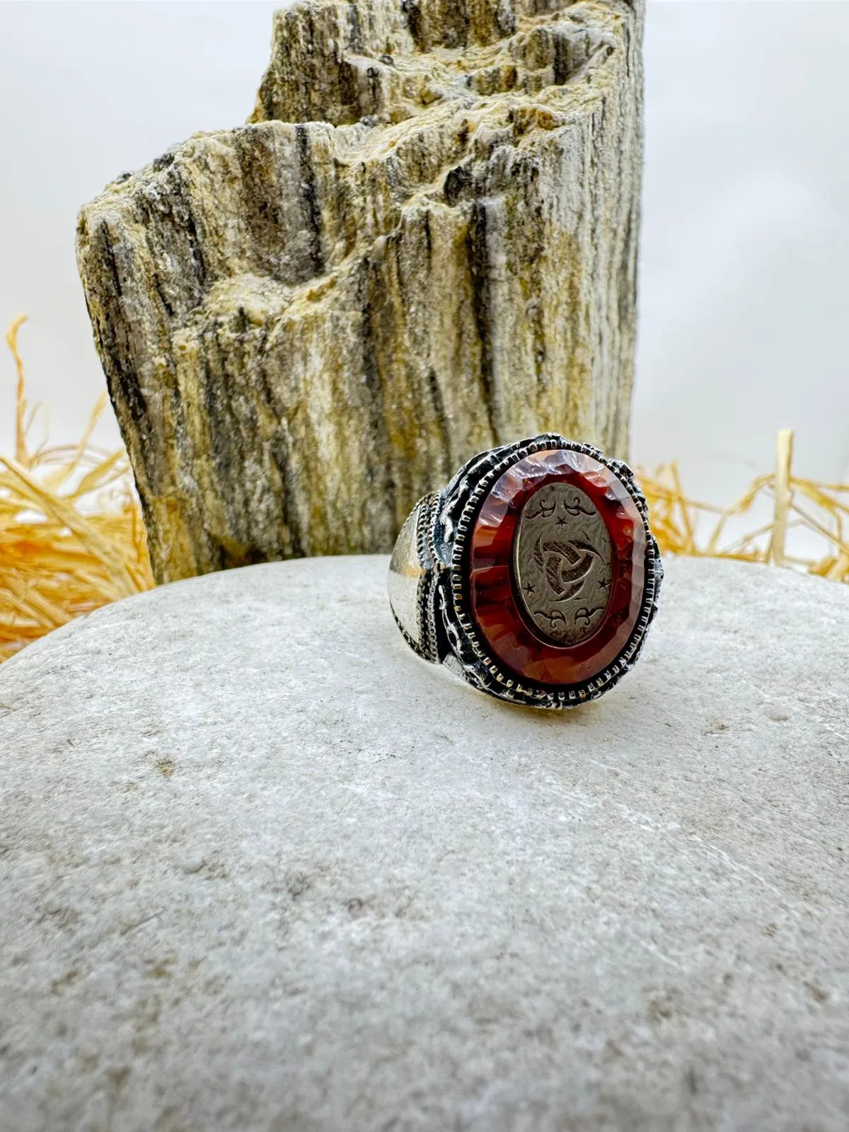 Tuğralı Kırmızı Akik Taşlı 925 Ayar Gümüş Erkek Yüzük