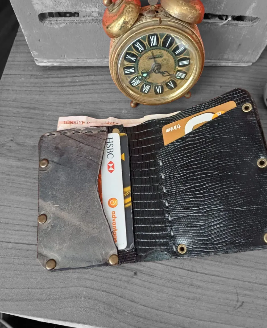 Handmade Leather Card Holder – Black Crocodile Texture & Anthracite Cover Design
