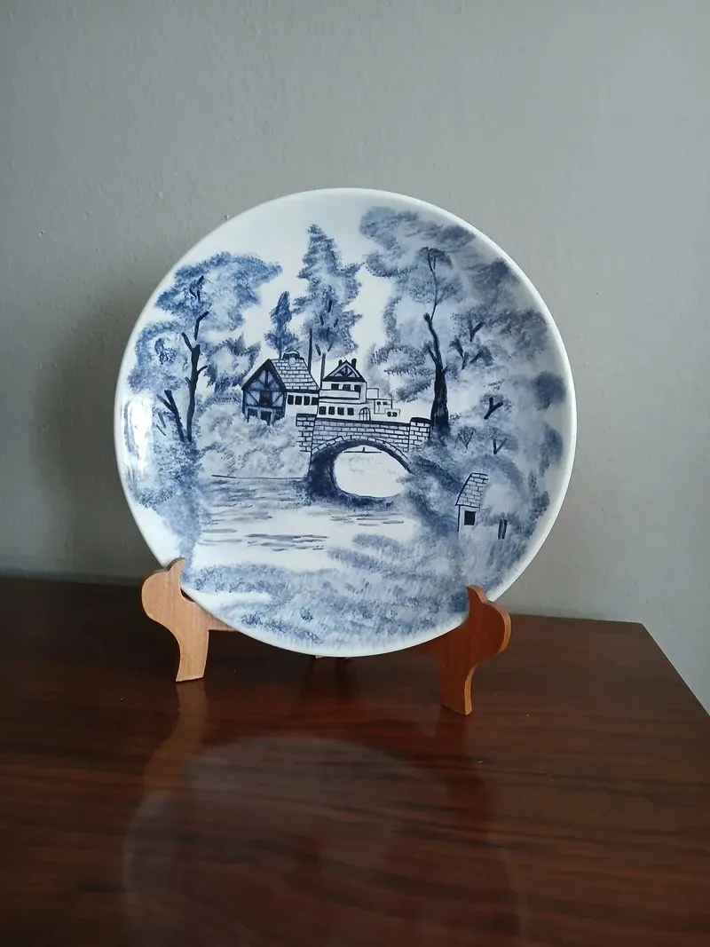 Mavi Beyaz Zarafetle Şekillenen Çini Çalışması