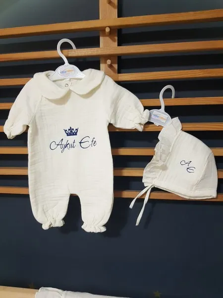 Baby Clime İsimli Nakışlı Müslin Tulum ve Şapka Takımı (0-3 Ay) M11-1
