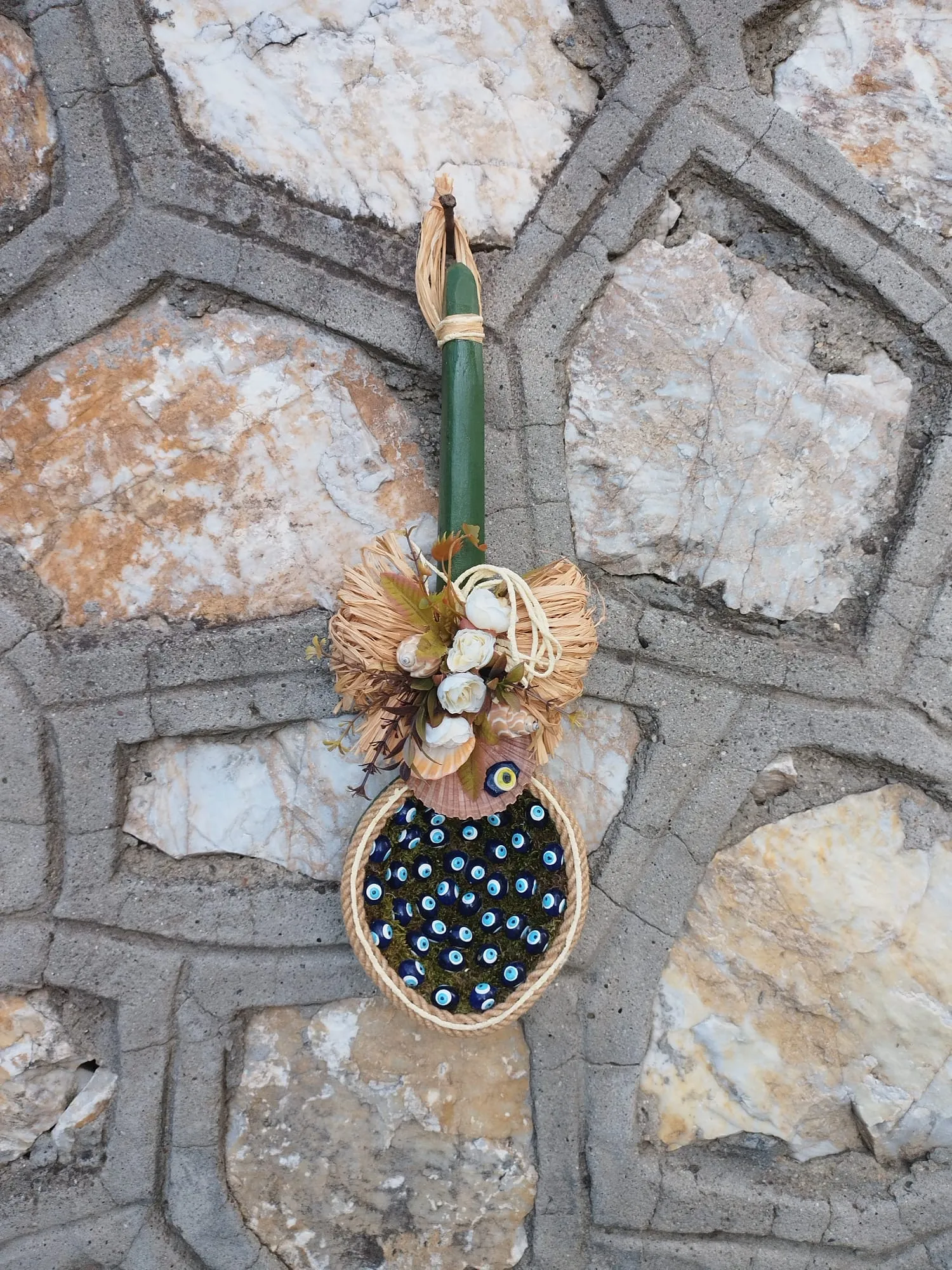 El Oyması Ahşap Çerçeveli Nazar Boncuklu Duvar Süsü - Yeşil Renkli