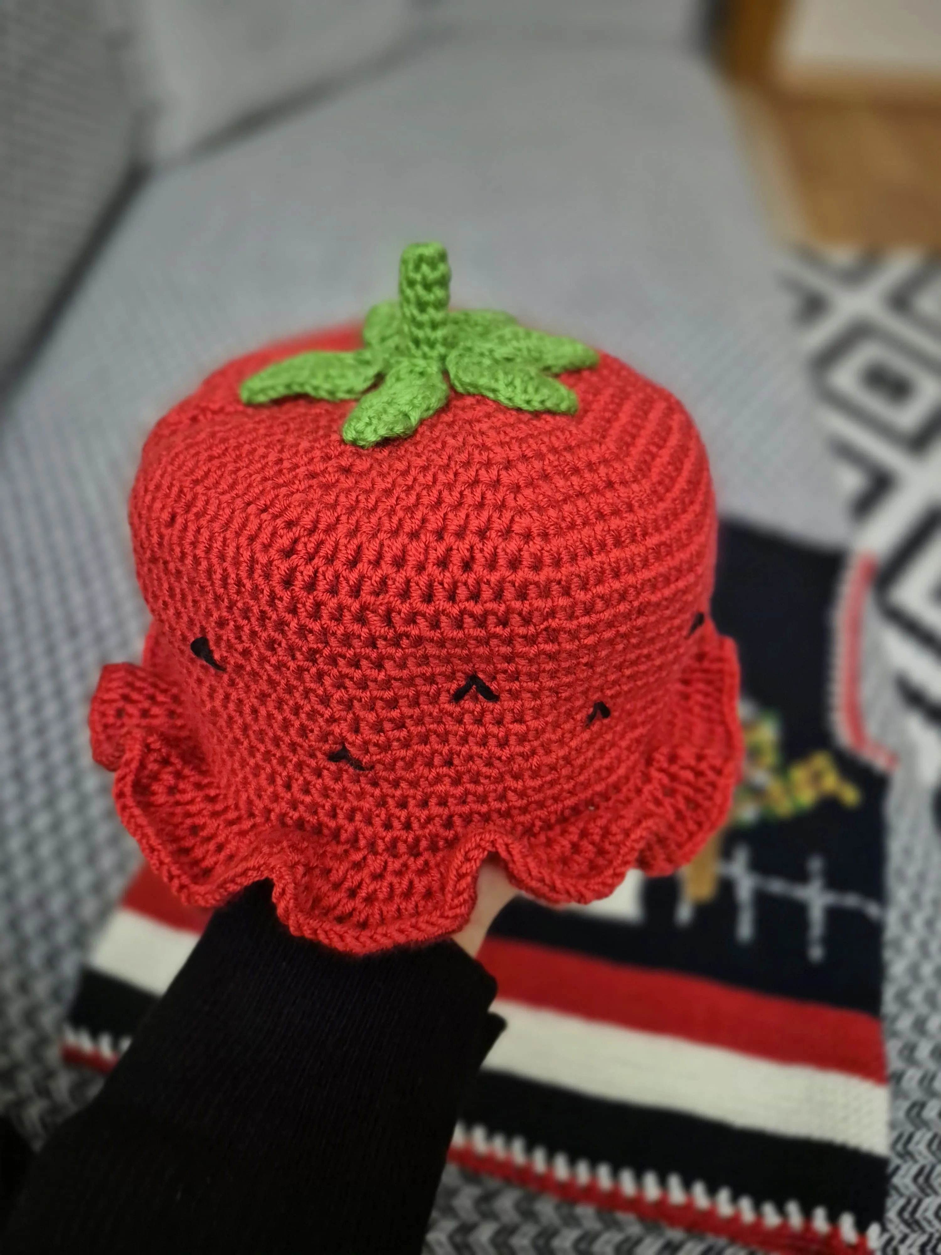Çilek Desenli El Örgüsü Bebek Şapkası