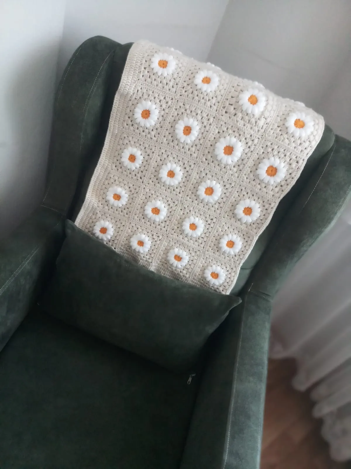Daisy Motif Hand Knitted TV Blanket