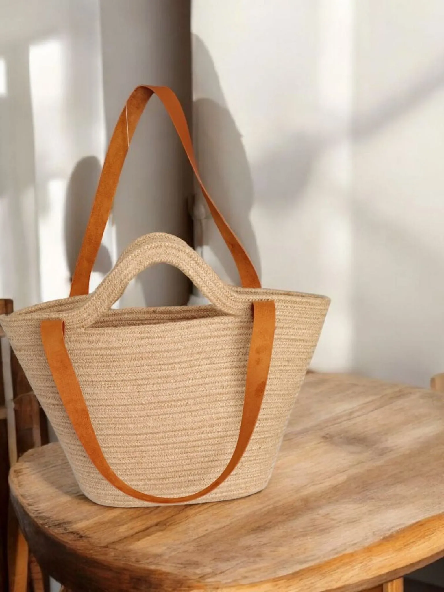 Stylish and Functional Shoulder Bag with Natural Wicker Details