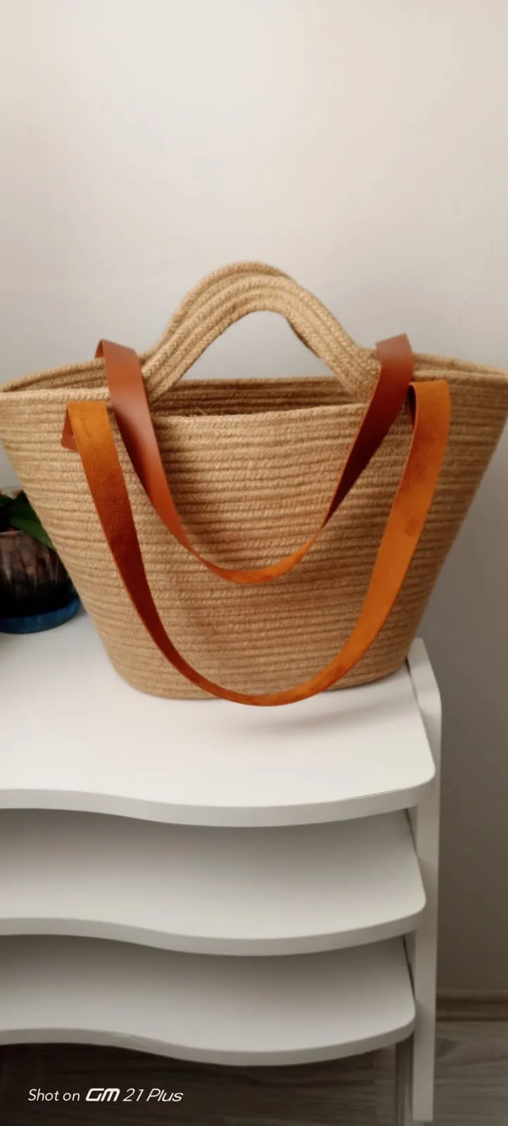 Stylish and Functional Shoulder Bag with Natural Wicker Details