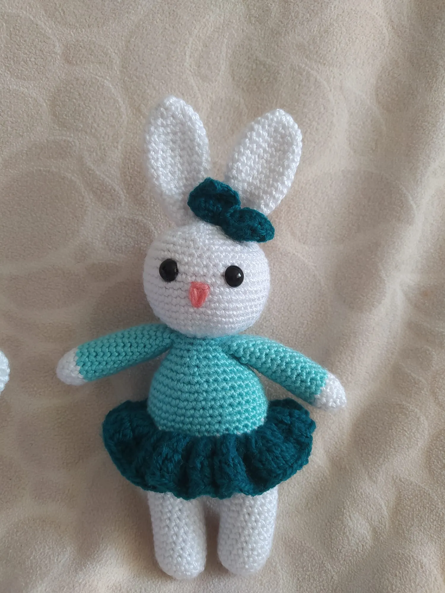 El Yapımı Örgü Tavşan Bebek – Turkuaz Elbiseli Amigurumi Oyuncak