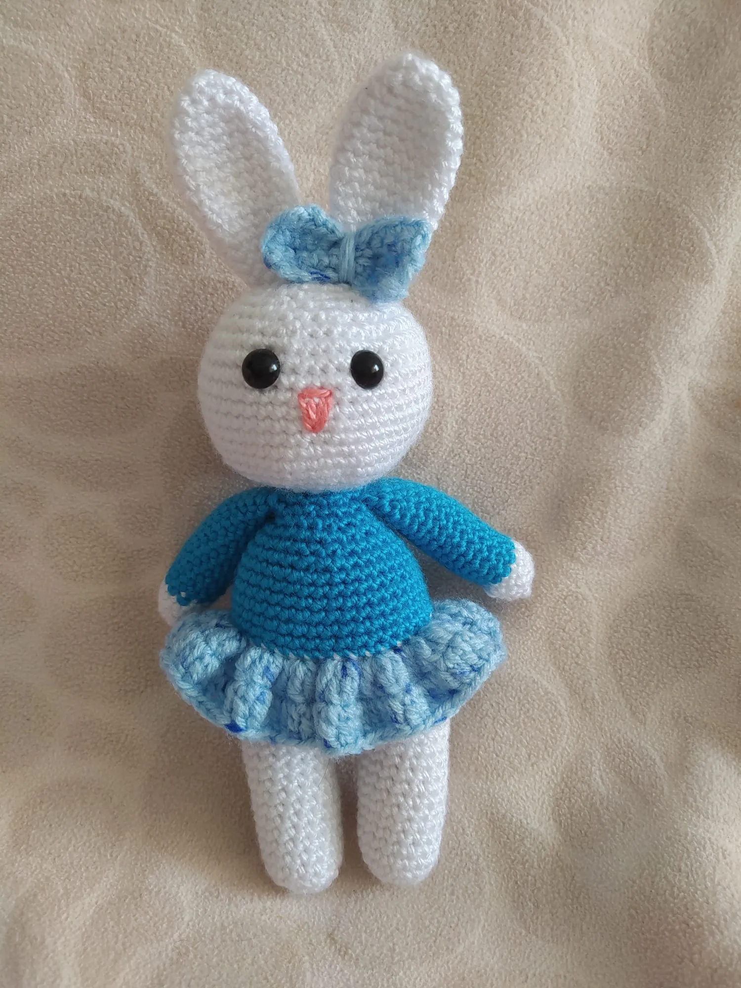 El Yapımı Mavi Fiyonklu Örgü Tavşan Bebek – Amigurumi Oyuncak Modeli