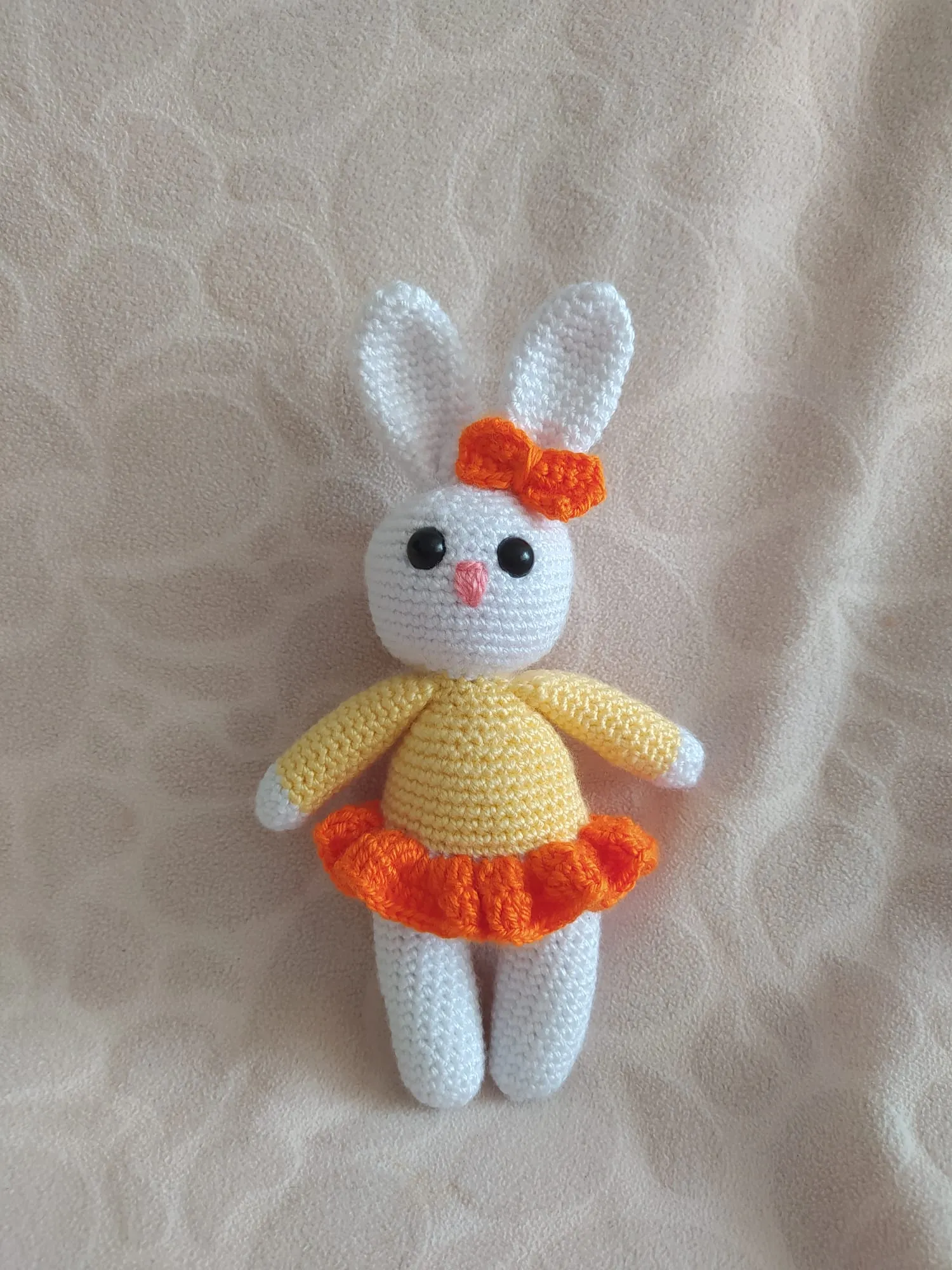 El Yapımı Sarı Turuncu Fiyonklu Tavşan Bebek – Amigurumi Örgü Oyuncak