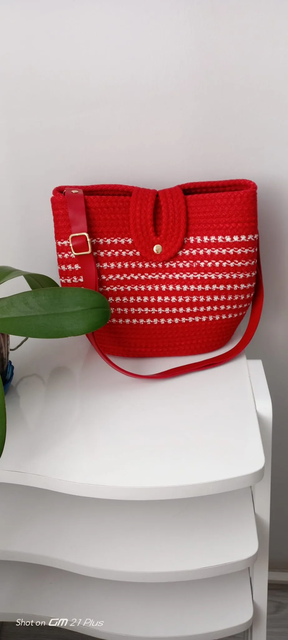 Red and White Patterned Tres Shoulder Bag – Buckle Flap Detail