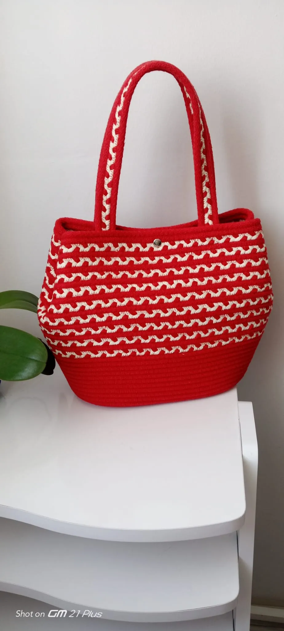 Red and White Patterned Tres Shoulder Bag – Buckle Flap Detail