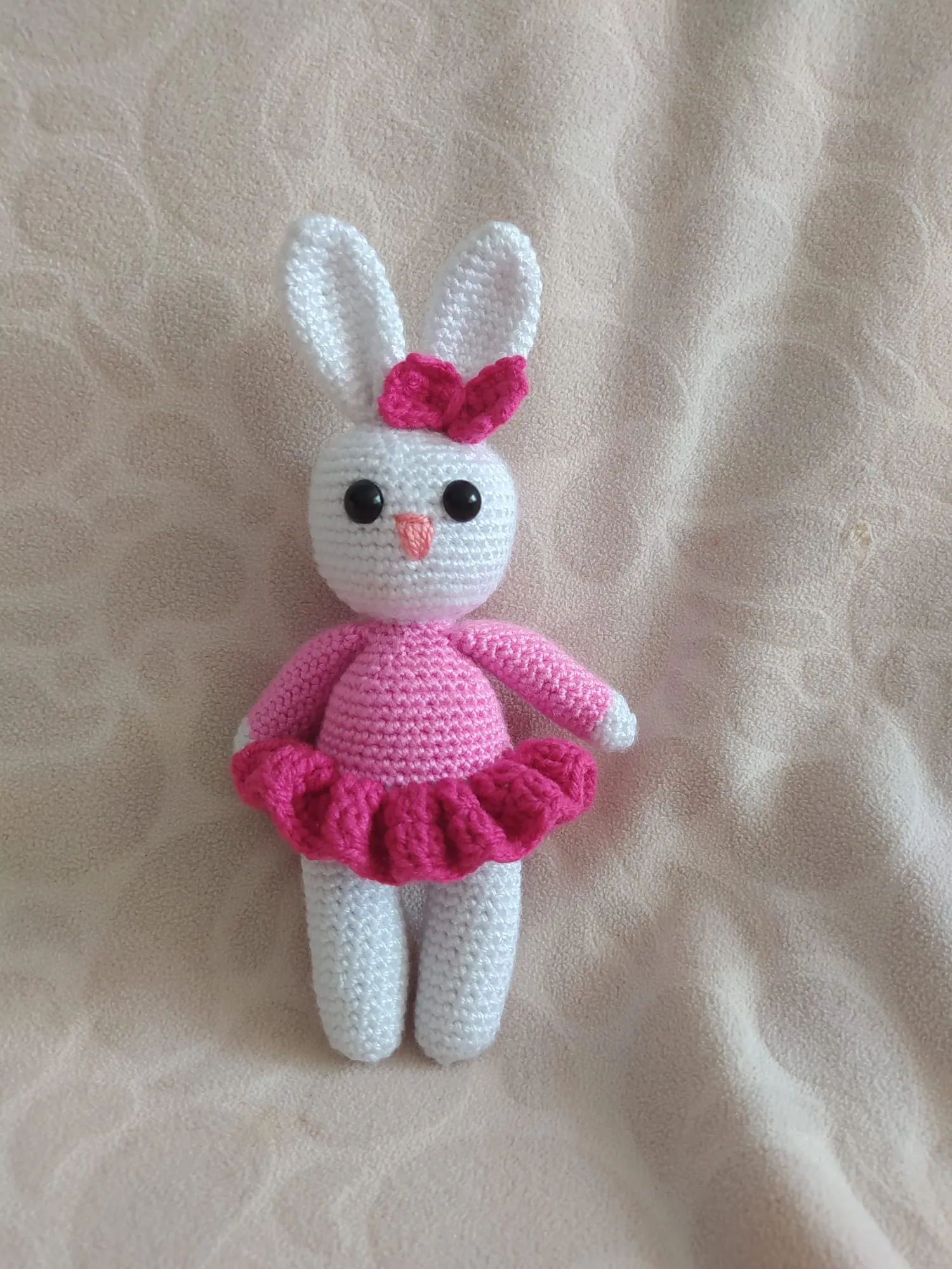 El Yapımı Pembe Elbiseli Tavşan Bebek – Amigurumi Örgü Oyuncak