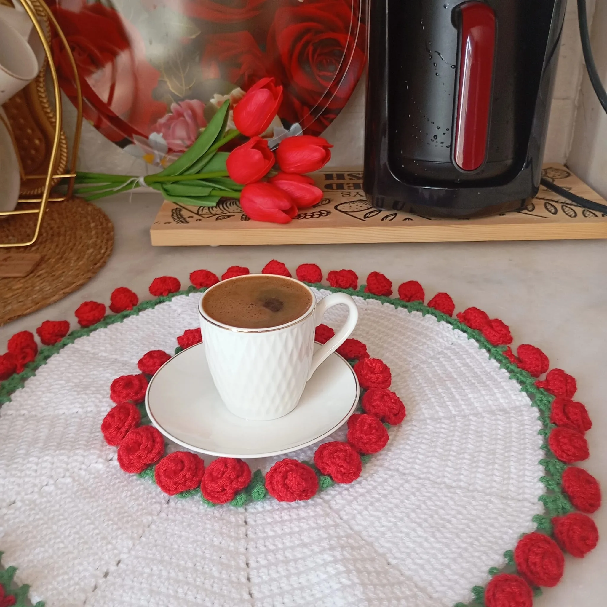 Gül Motifli Yuvarlak El Örgüsü Sunum Altlığı