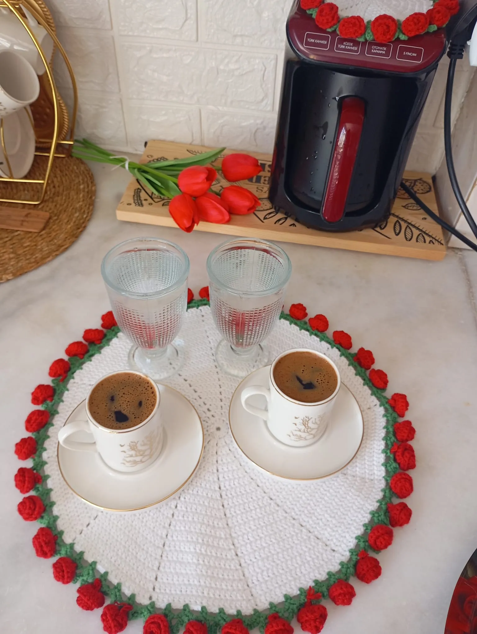 Gül Motifli Yuvarlak El Örgüsü Sunum Altlığı