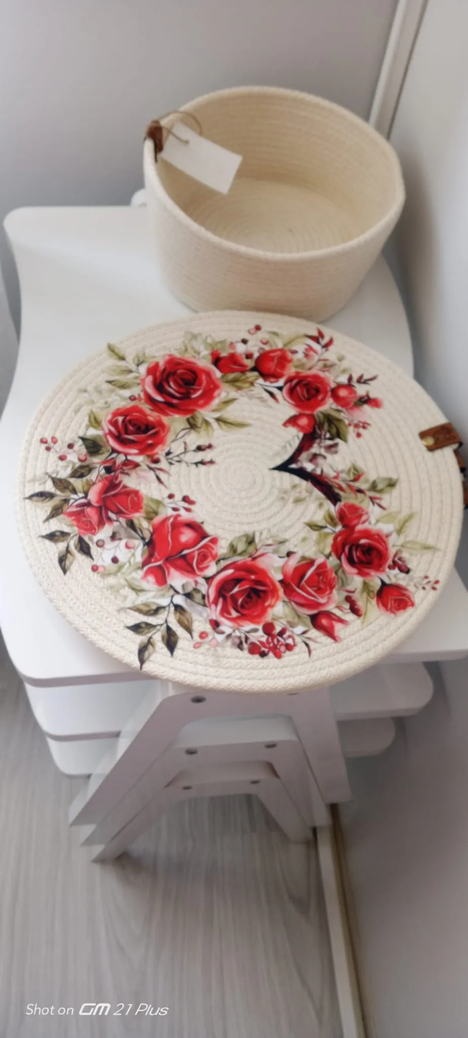 Handmade Rose Patterned Round Serving Set and Rope Basket – 6-Piece Knitting Set