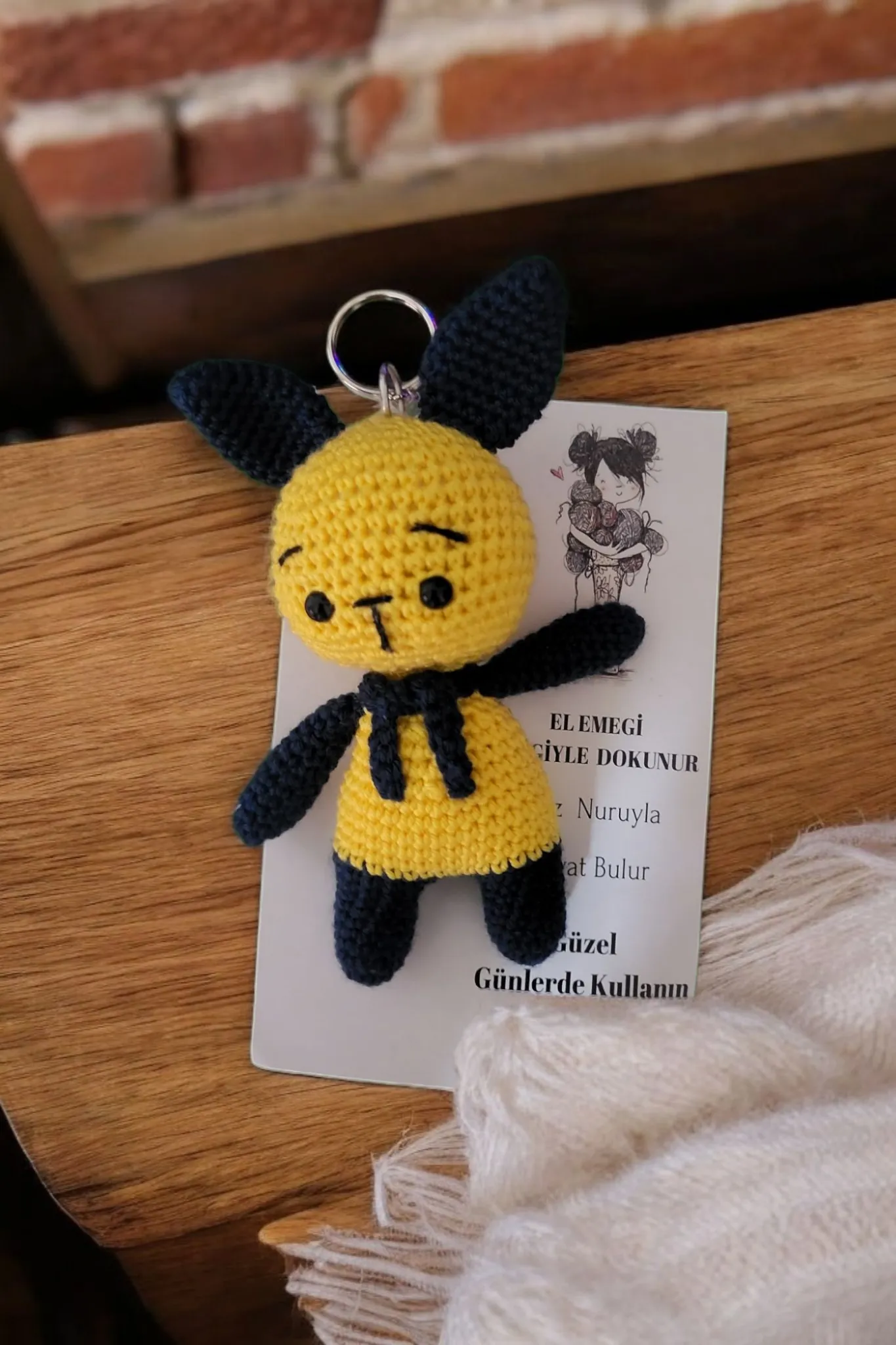 El Yapımı Amigurumi Tavşan Anahtarlık – Sarı Lacivert Renkli Örgü Oyuncak Anahtarlık