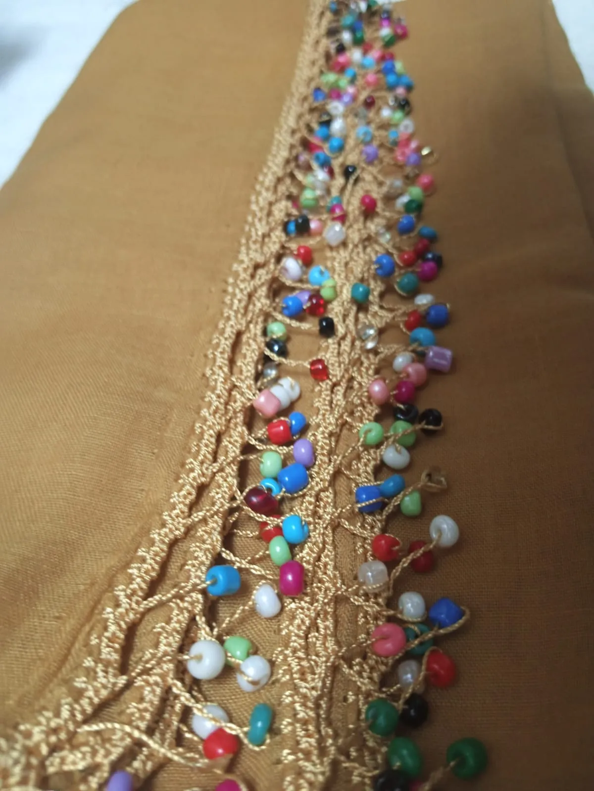 El İşi Boncuklu Tığ Oyası Yazma – Hardal (90×95 cm)