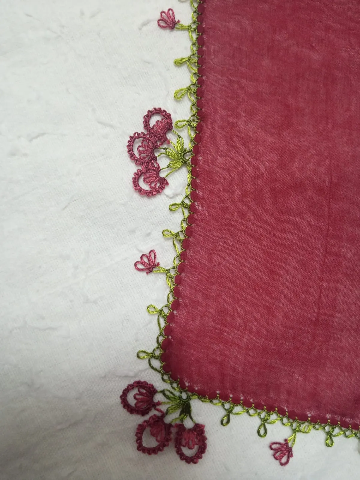 Bordo Tığ Oyası Yazma – Çiçek Motifli El İşçiliği (90×90 cm)