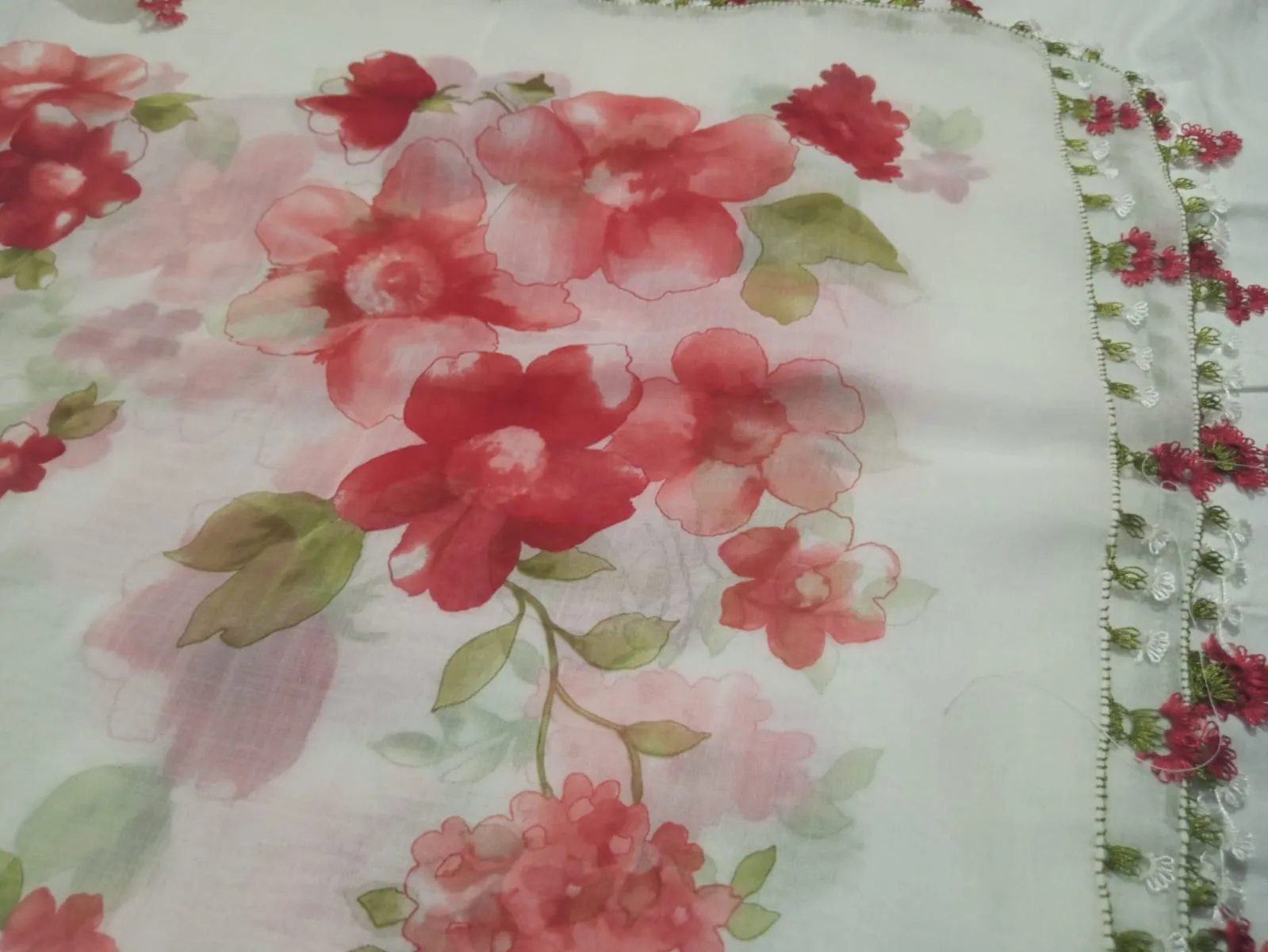 Beyaz Zeminli Çiçek Desenli Yazma – Tığ Oyası El İşçiliği (90×90 cm)