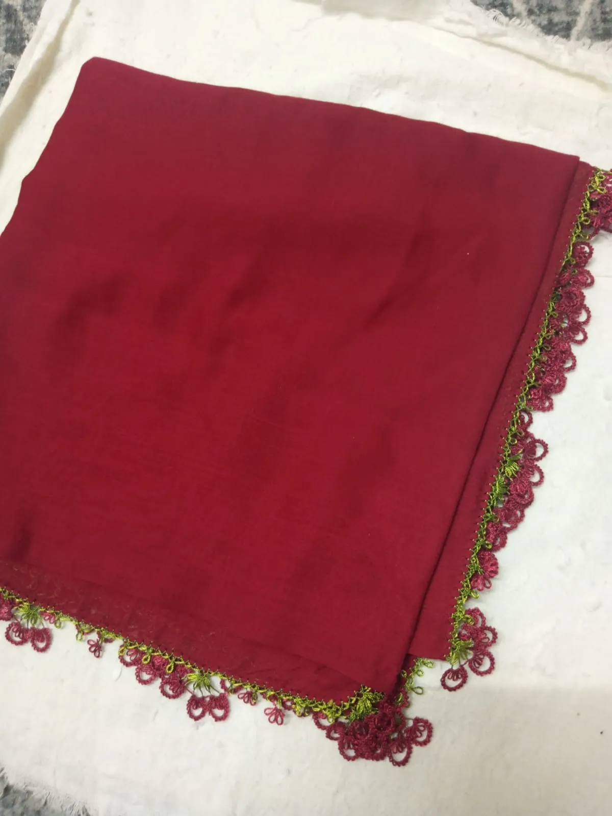 Bordo Tığ Oyası Yazma – Çiçek Motifli El İşçiliği (90×90 cm)