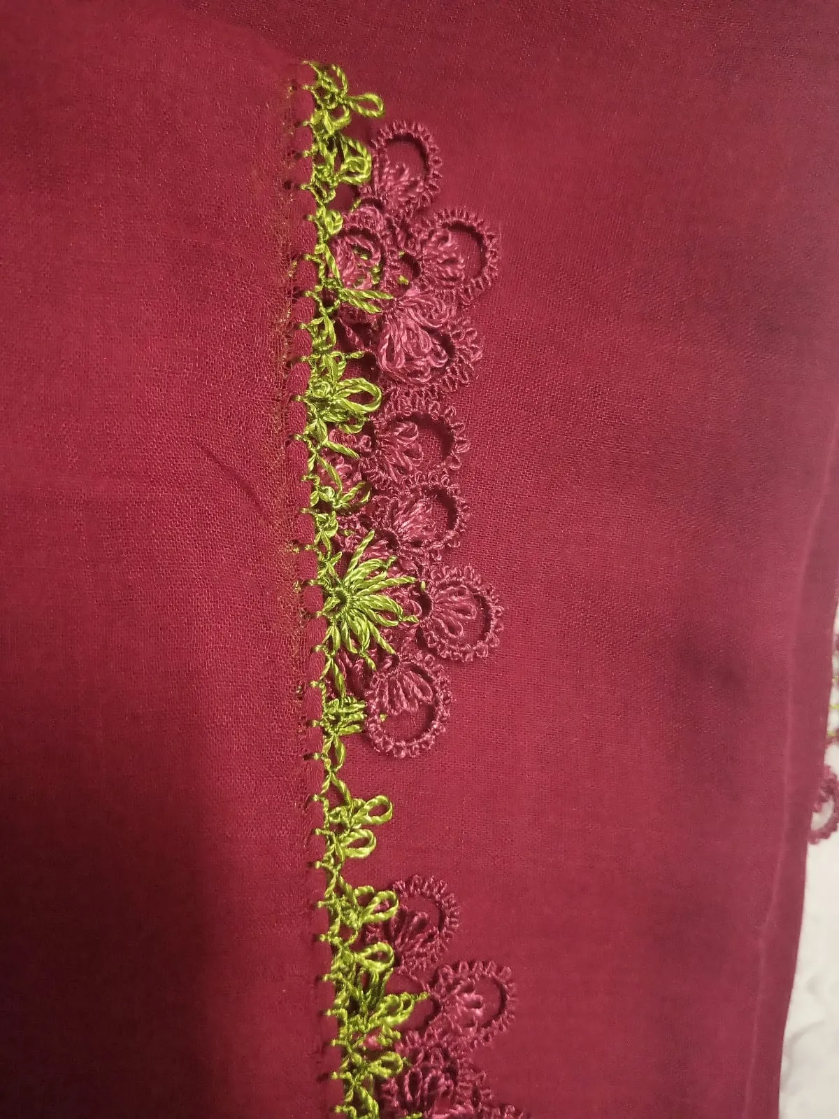 Bordo Tığ Oyası Yazma – Çiçek Motifli El İşçiliği (90×90 cm)