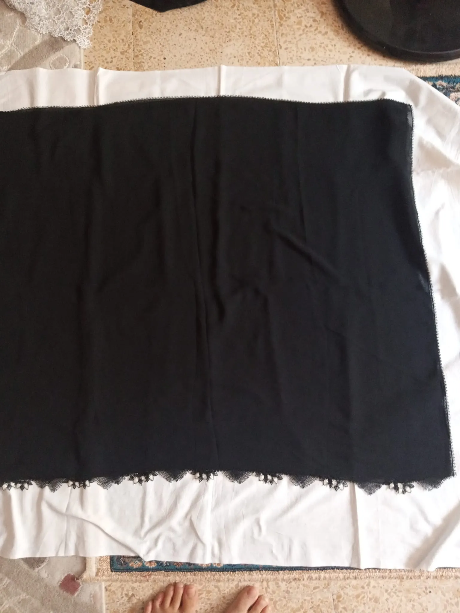 Siyah Tül Yazma – Beyaz Detaylı El İşi Tığ Oyası (100×100 cm)