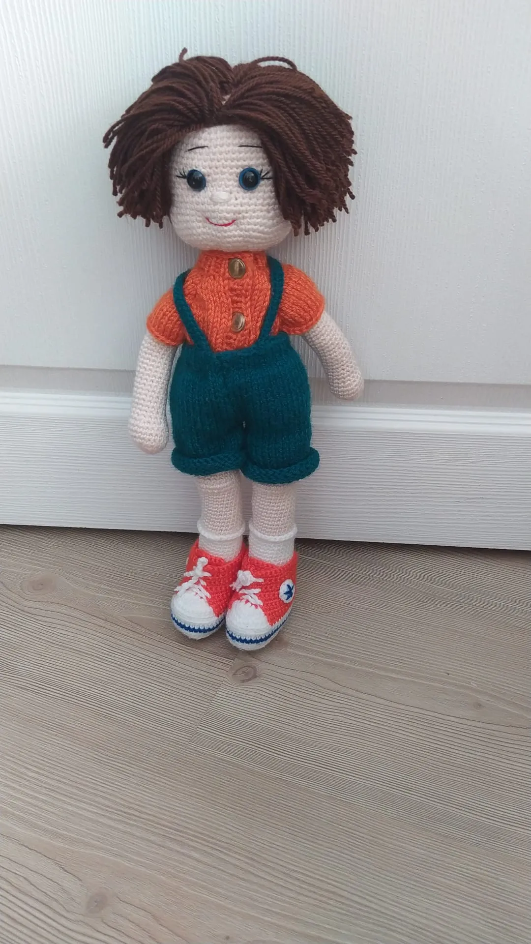 El Yapımı Amigurumi Erkek Çocuk Oyuncak Bebek – Tulumlu, Converse Ayakkabılı