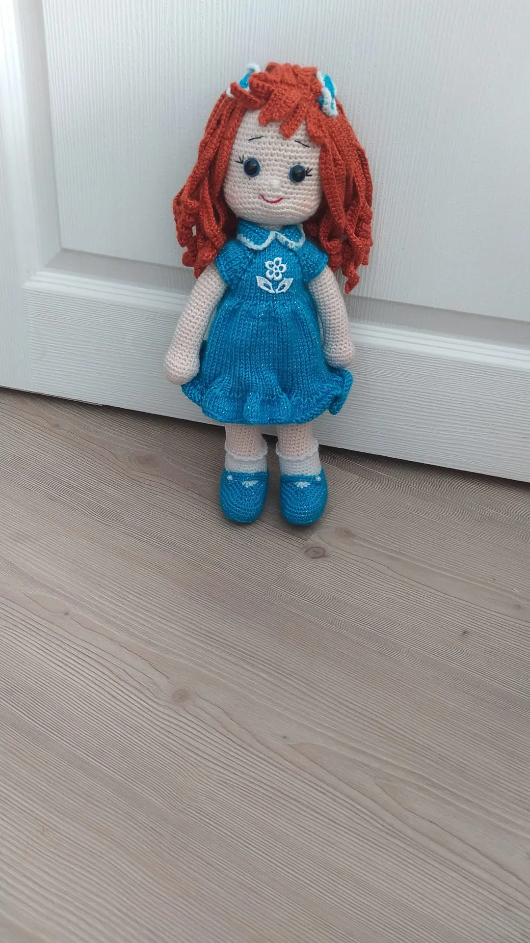 El Yapımı Amigurumi Kız Oyuncak Bebek – Turkuaz Elbiseli, Çiçekli İşlemeli
