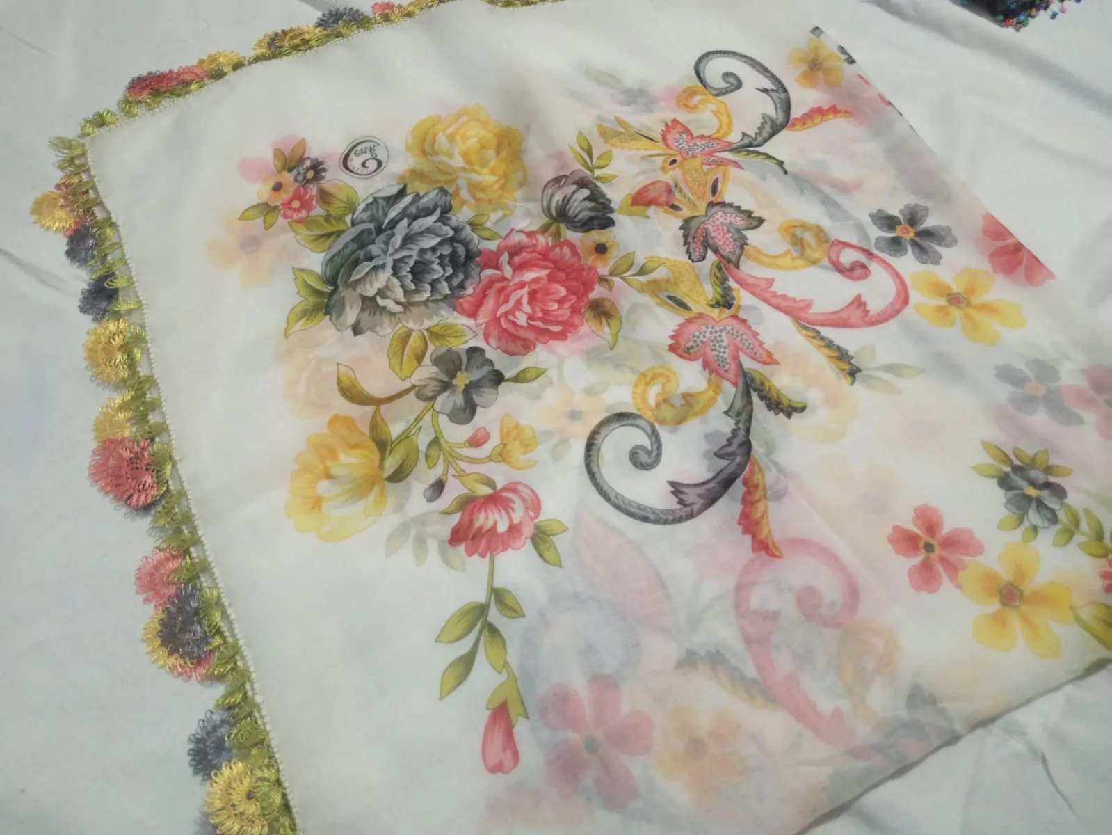 Çiçek Desenli Renkli Kenar Oyalı Yazma – Dijital Baskı & El İşçiliği (90×90 cm)