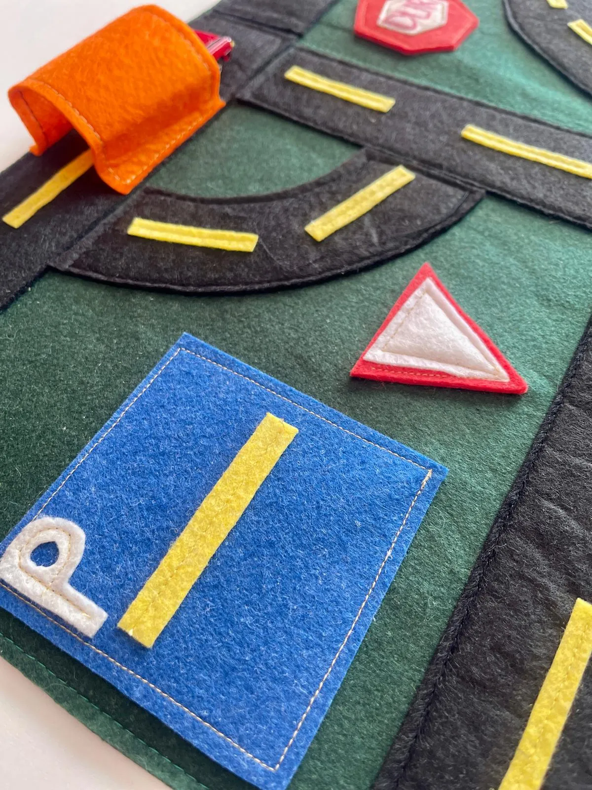 FELT TRAFFIC GAME - MY CAR BOOK