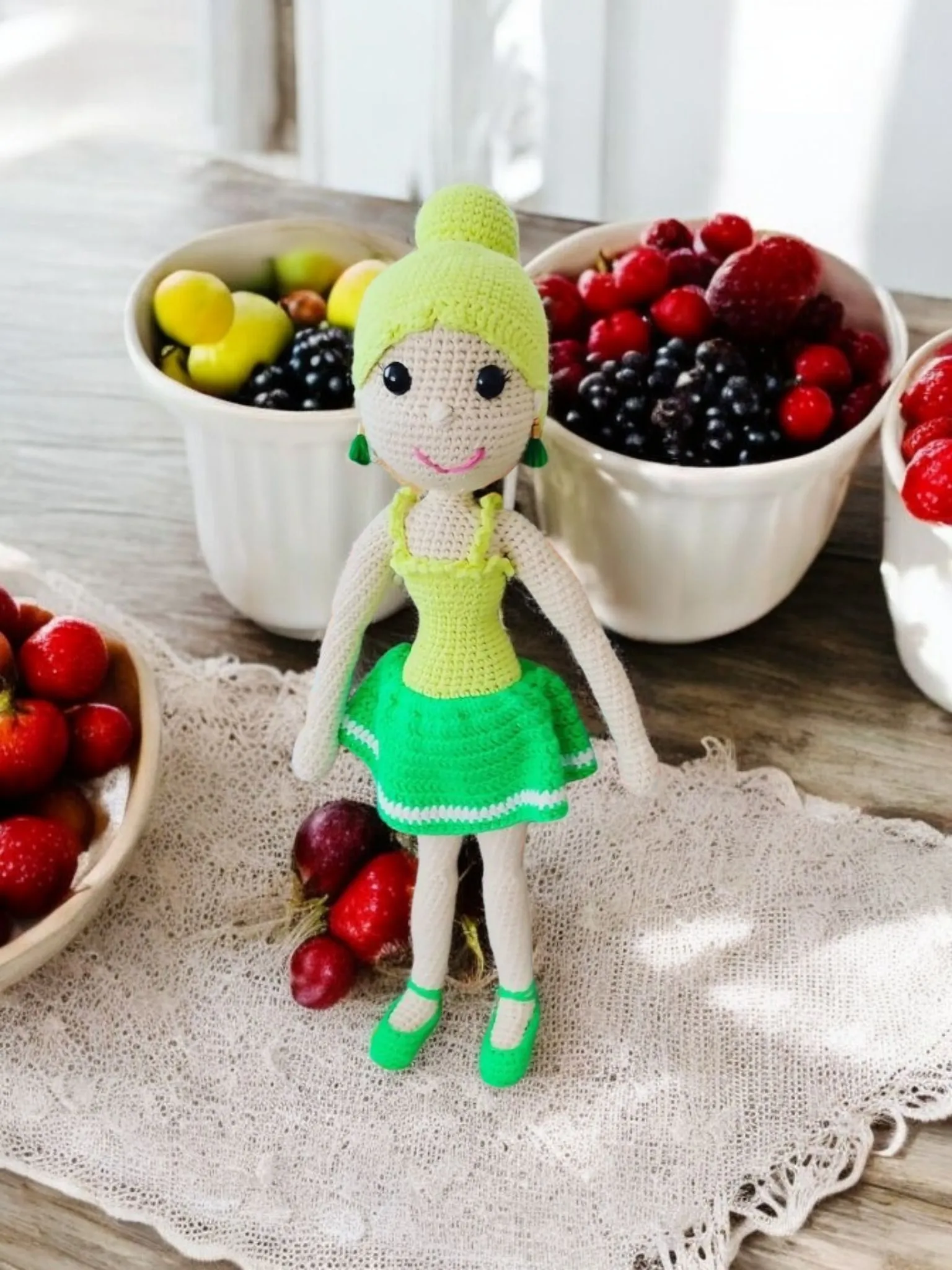 Amigurumi yeşil elbiseli kız bebek 