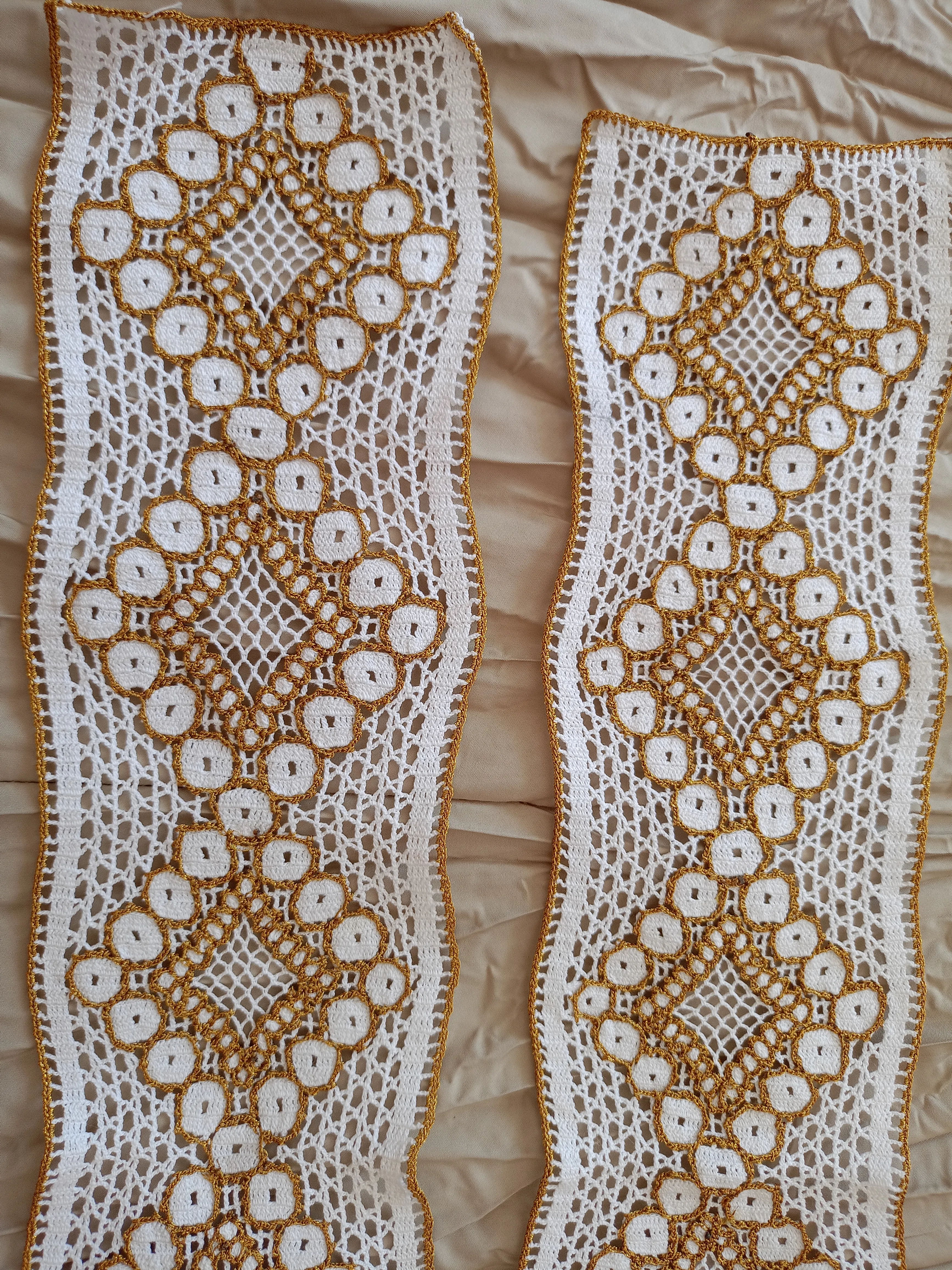 Hand-knitted lace embroidery on the edge of the towel
