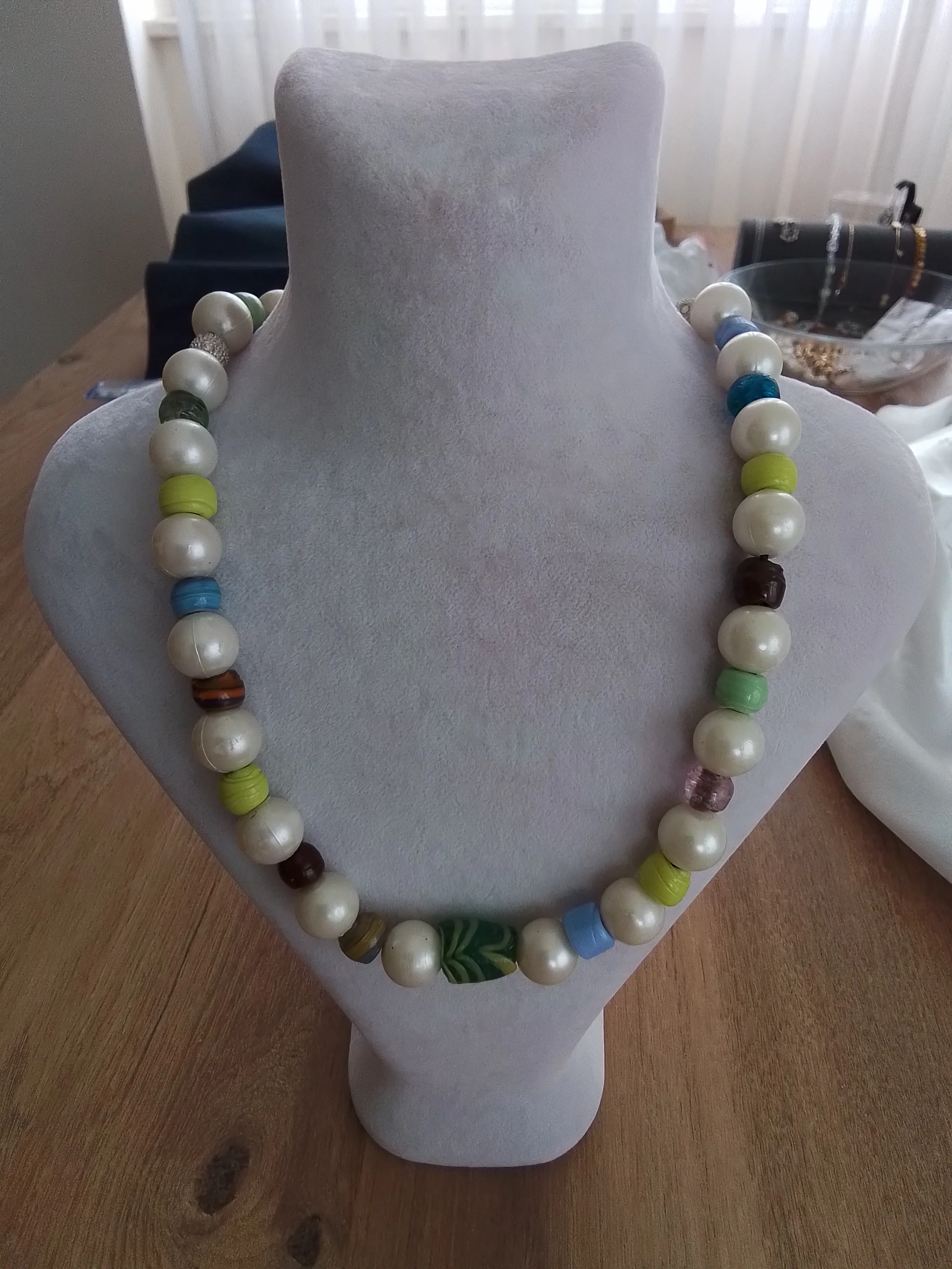 İncili renkli kolye