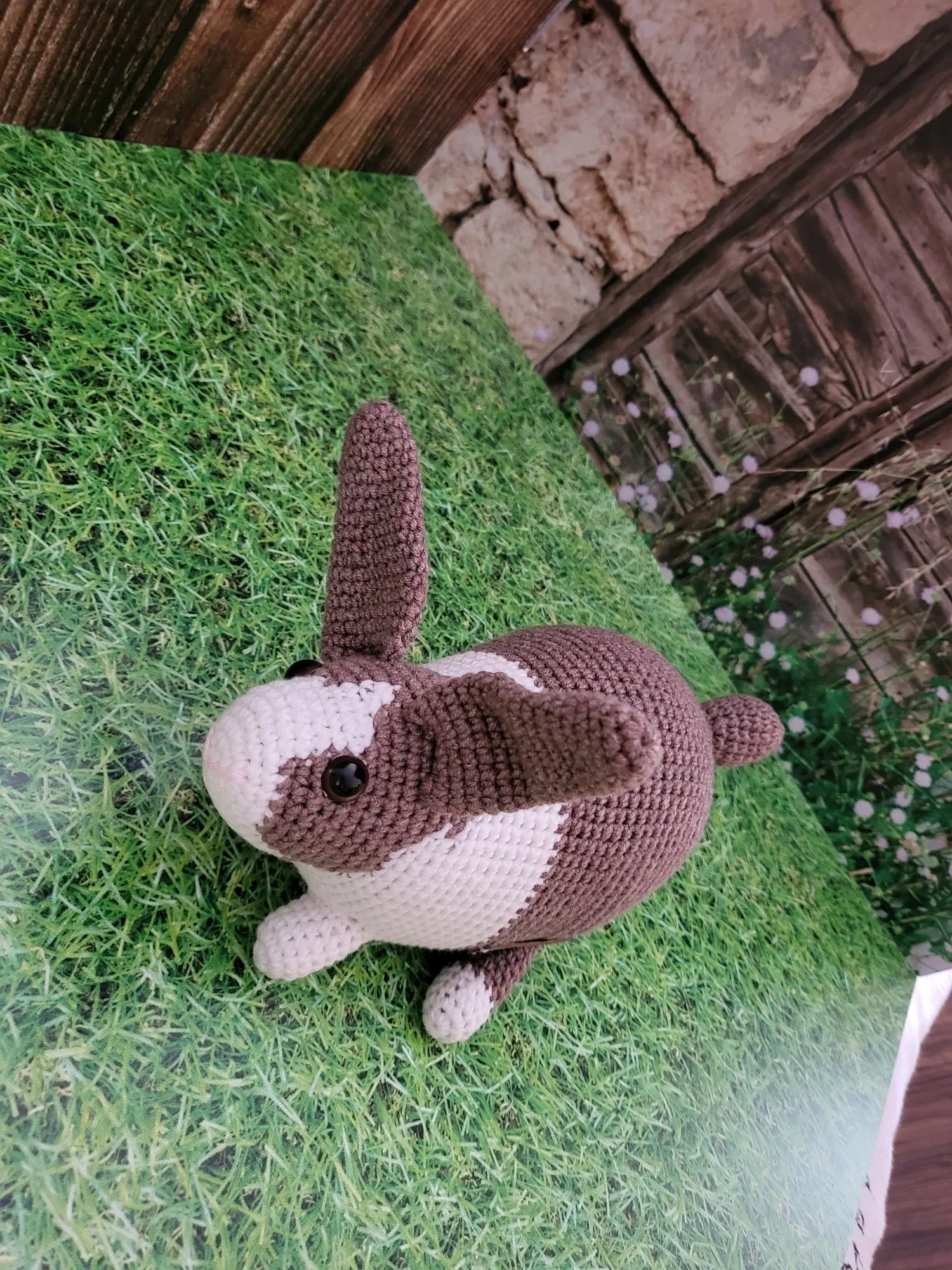 Kahve Beyaz Amigurumi Tavşancık – El Yapımı, Yumuşak Kulaklı ve Sevimli Oyuncak
