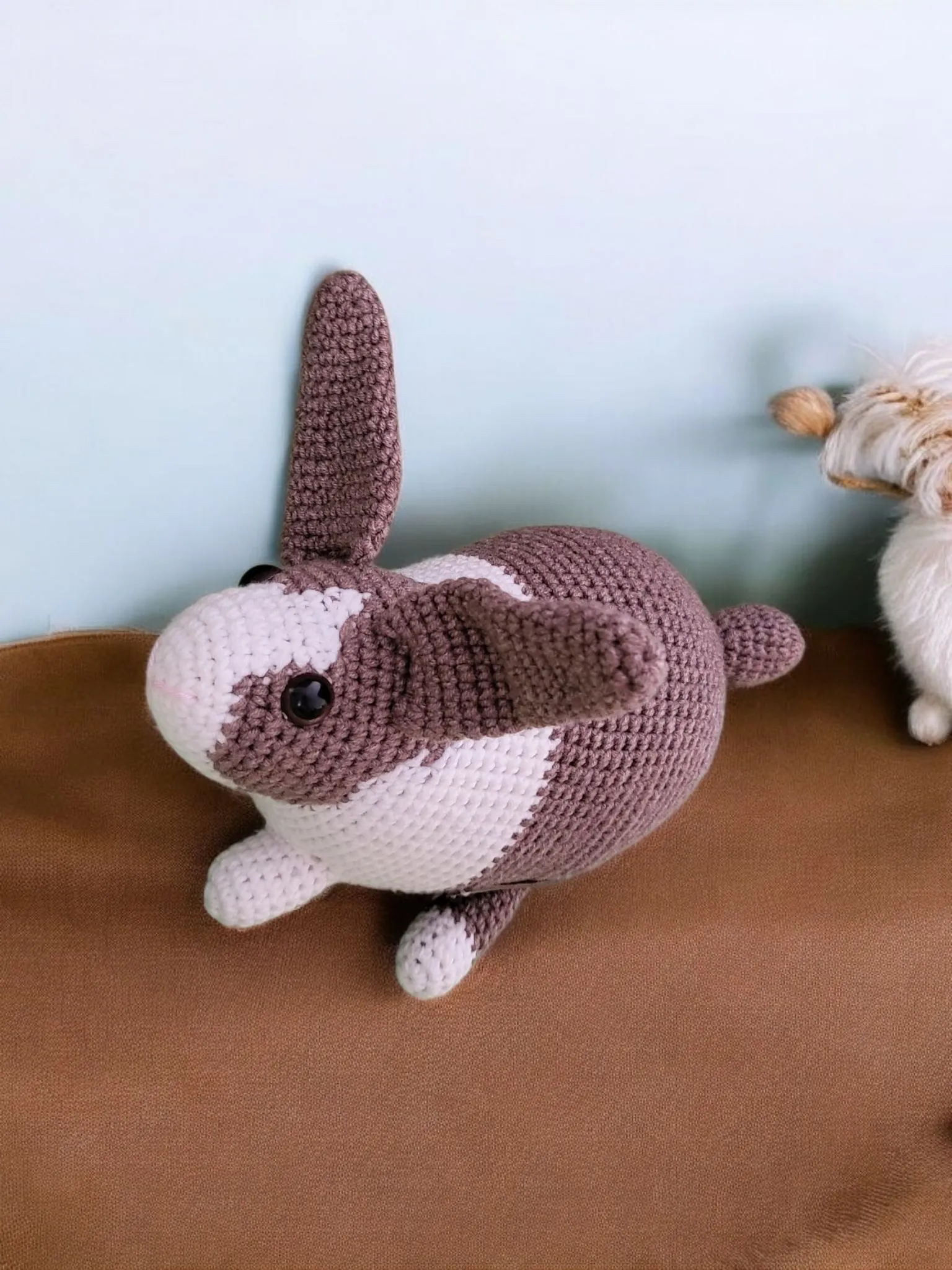 Kahve Beyaz Amigurumi Tavşancık – El Yapımı, Yumuşak Kulaklı ve Sevimli Oyuncak