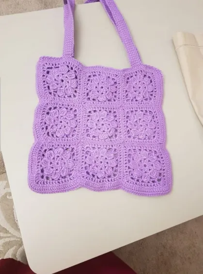 Lila Renkli El Örgüsü Astarlı Fermuarlı Omuz Çantası – Kare Motifli