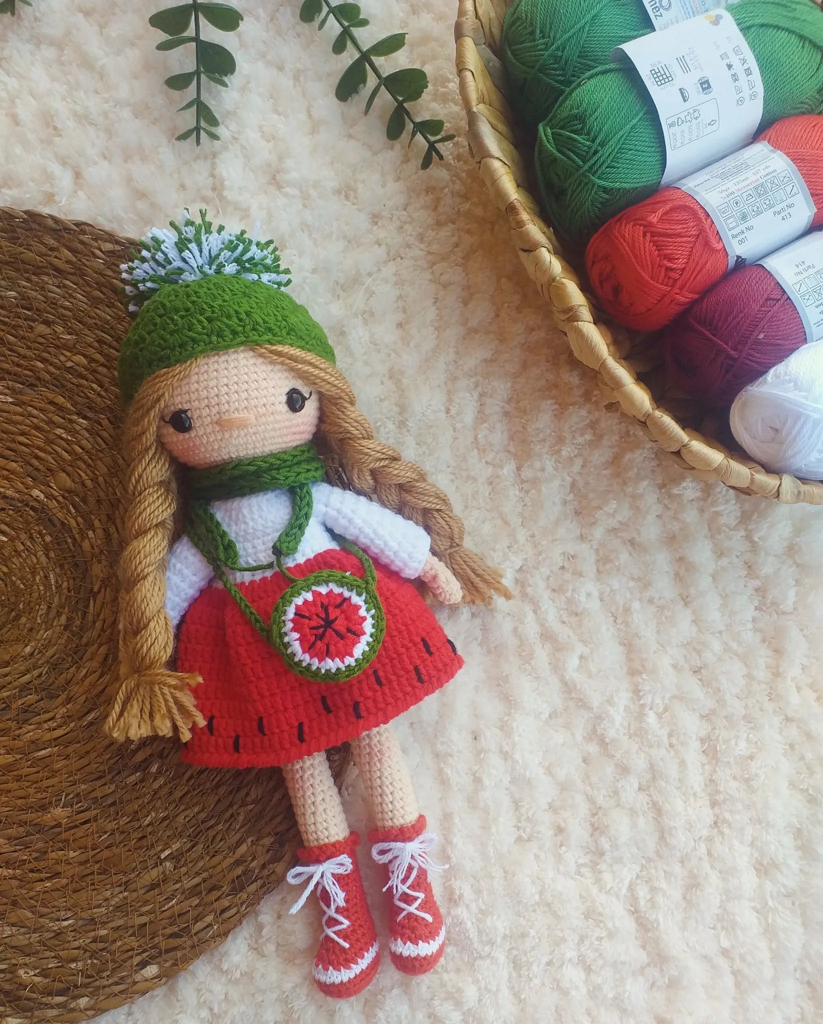 Çilek Kız – El Örgüsü Renkli Oyuncak Bebek