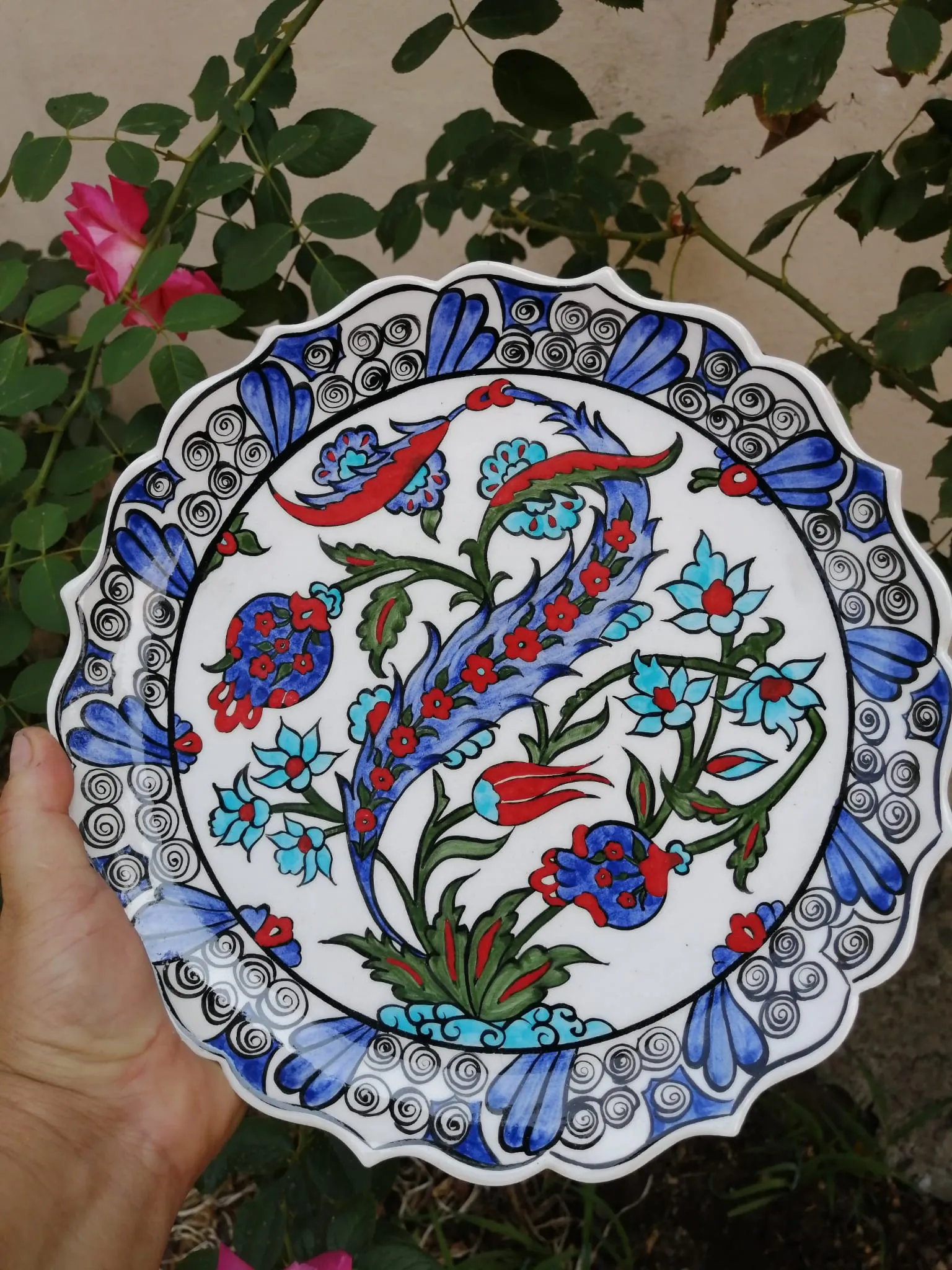 Lale Bahçesi: El Boyaması Kenar Desenli Çini Tabak