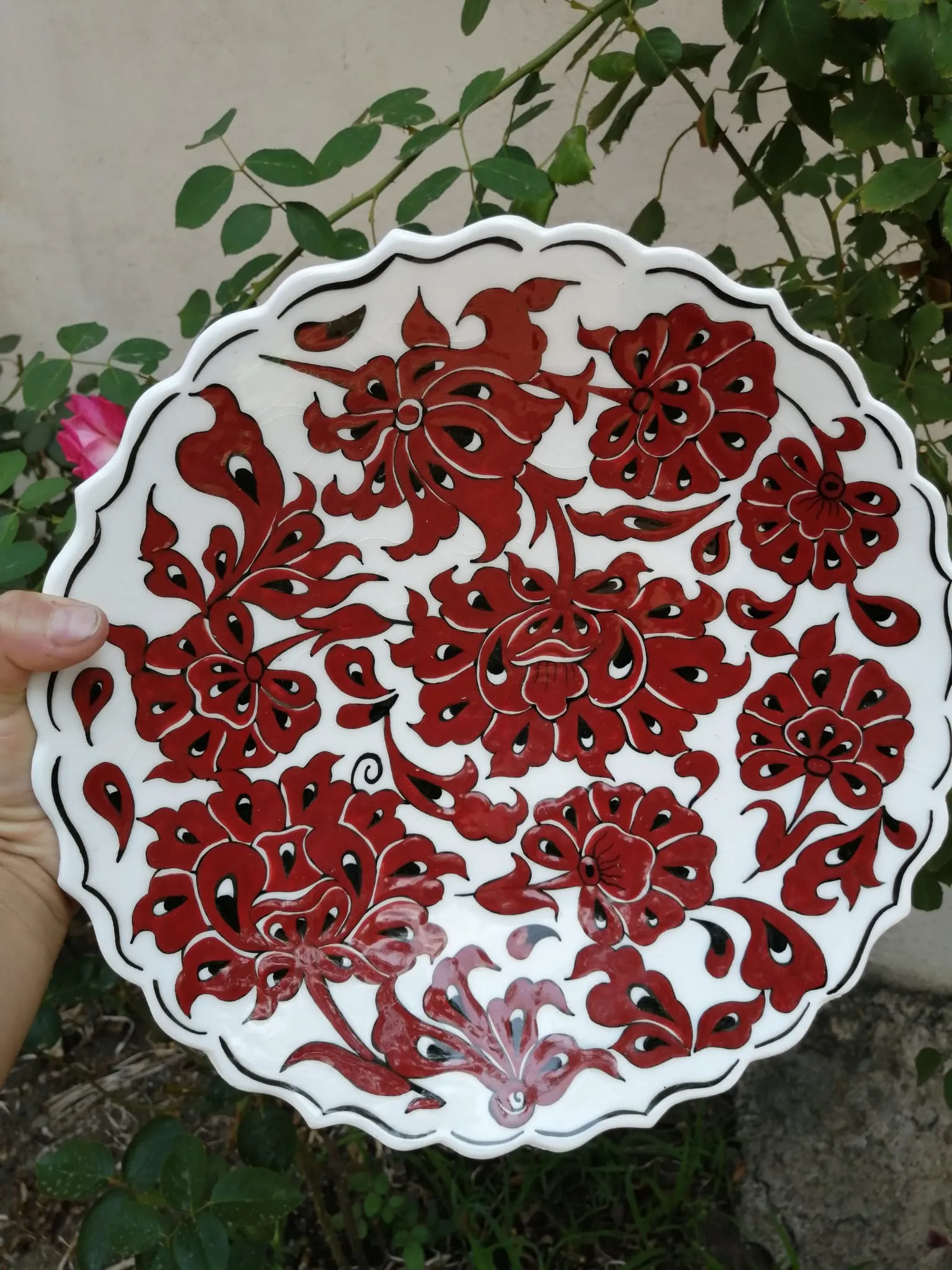 Ateş Çiçekleri: Kırmızı Desenli El Boyaması Çini Tabak