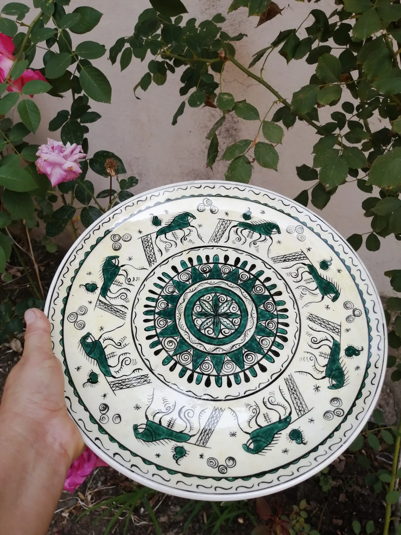 Gizemli Doğanın İzinde: Yeşil Etnik Motifli Çini Tabak