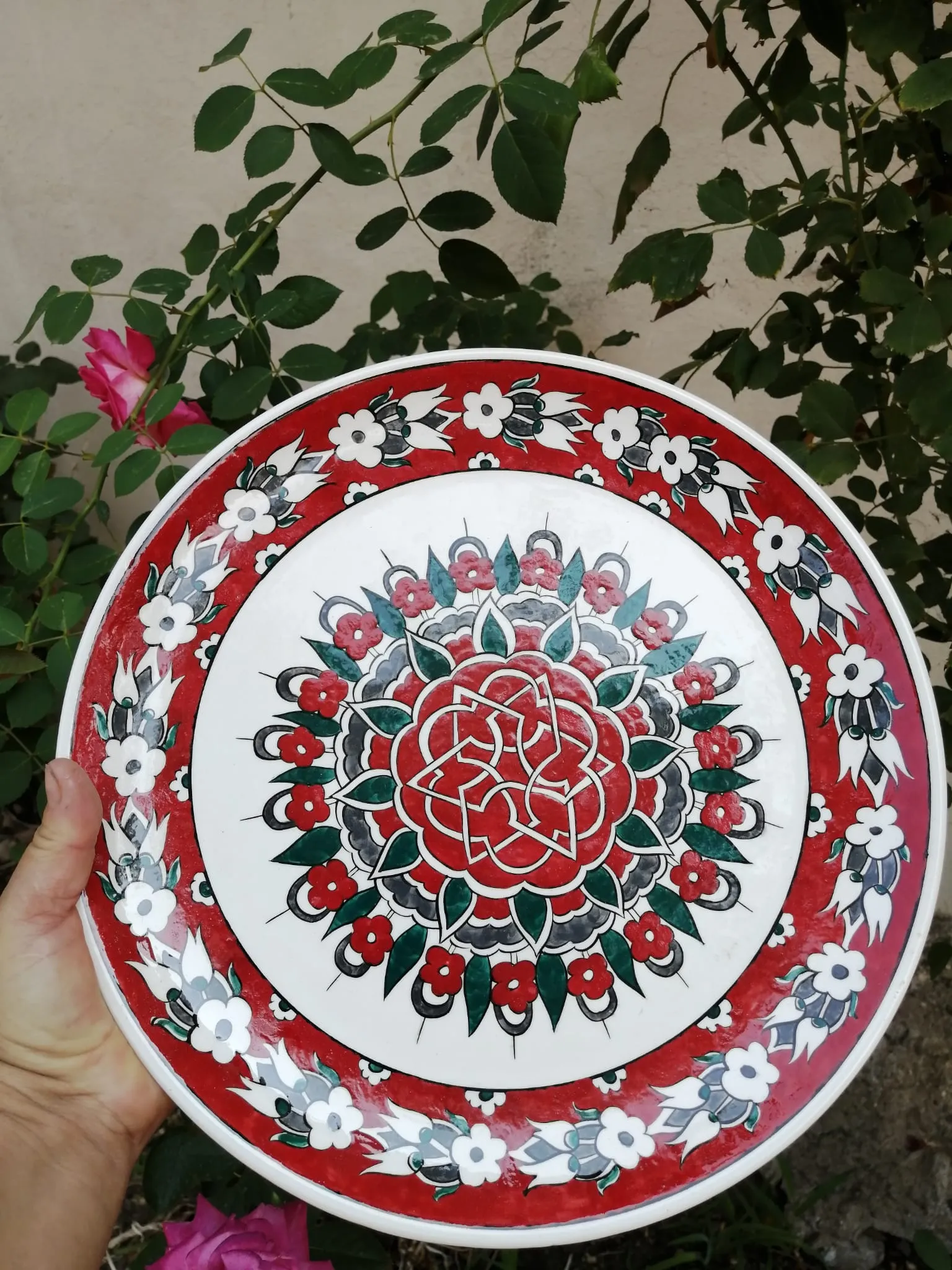 Kırmızı Güzelliğin Merkezinde: Desenli Çini Duvar Tabağı