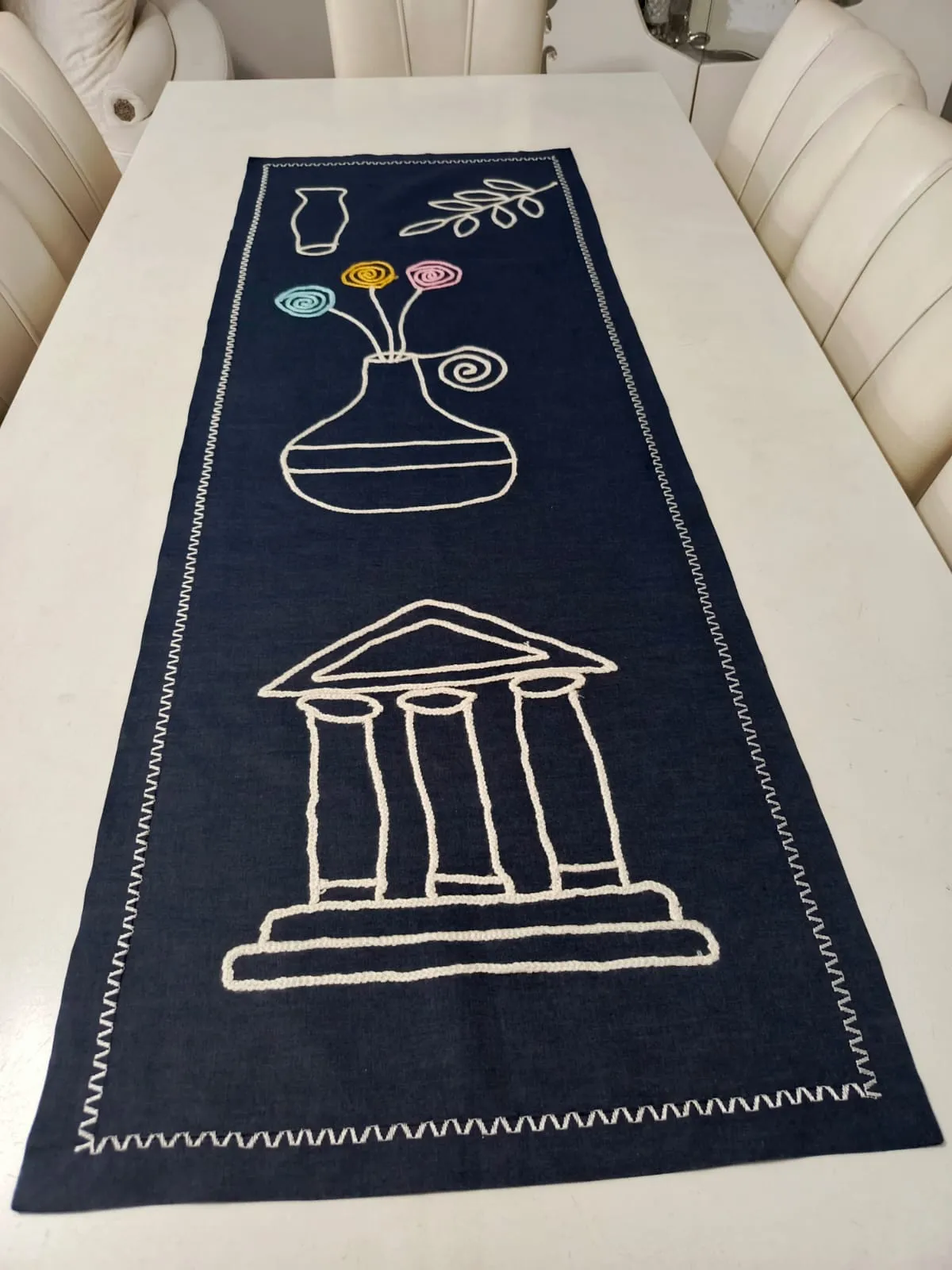 Antik Desenli El İşlemeli Lacivert Runner – Keten Kumaş Masa Örtüsü (52×144 cm)