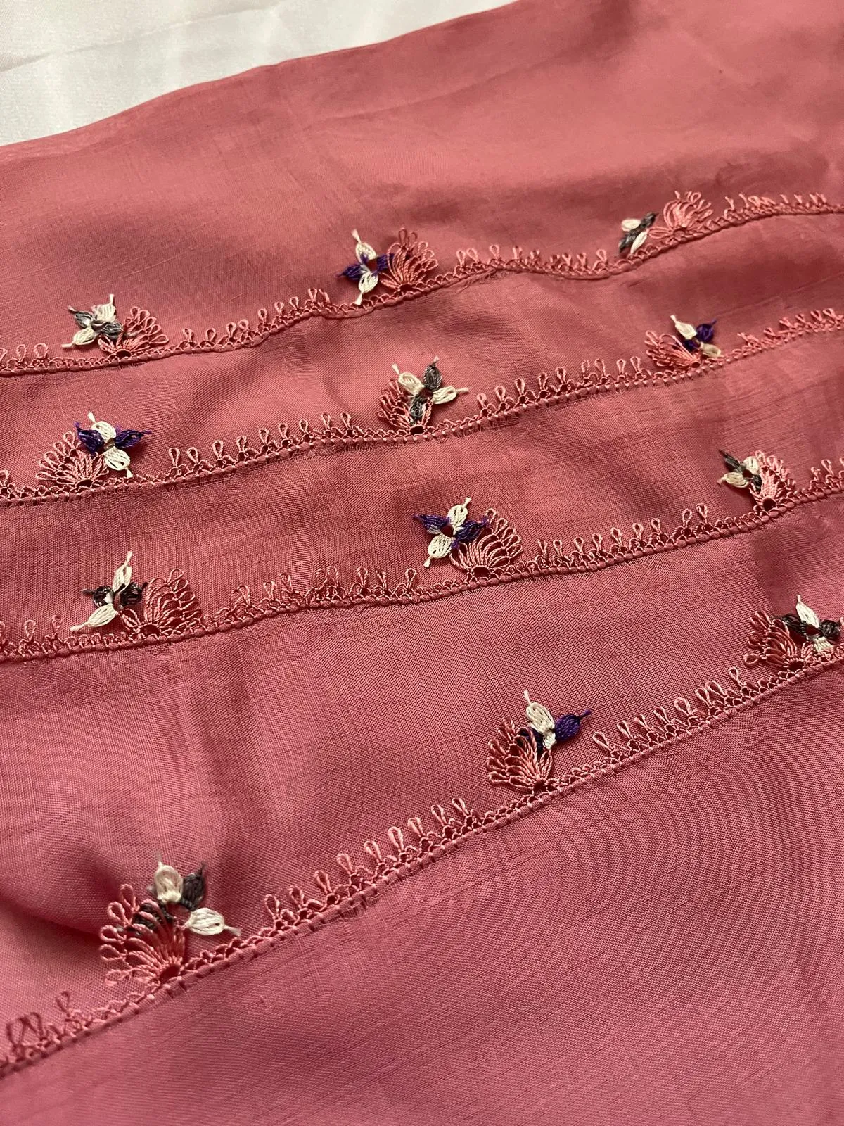 Toz Pembe Yazma – El Yapımı Minik Çiçek Motifli İğne Oyası Model