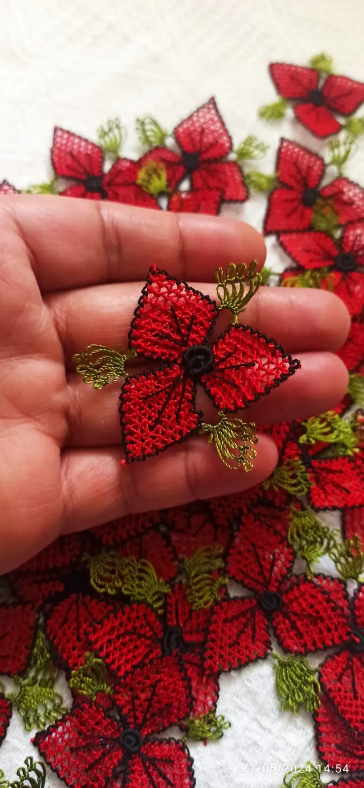 Kırmızı Çiçek Desenli El Yapımı İğne Oyası Motif