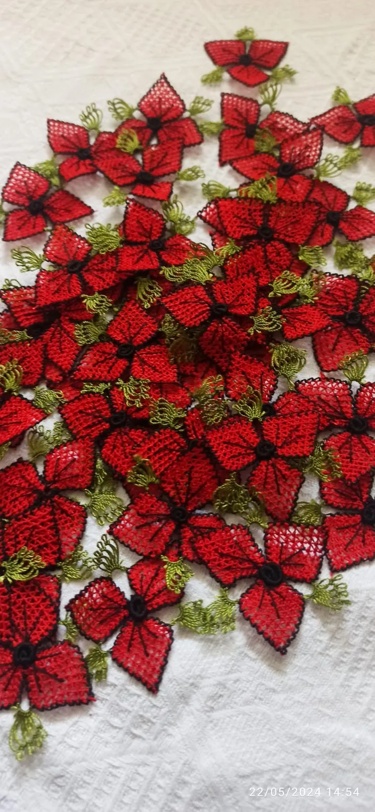 Kırmızı Çiçek Desenli El Yapımı İğne Oyası Motif