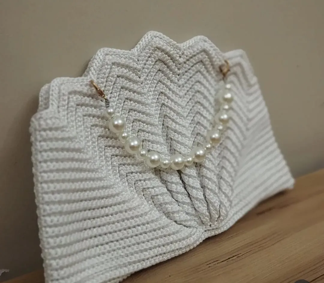 İnci Saplı Beyaz Örgü Clutch Çanta