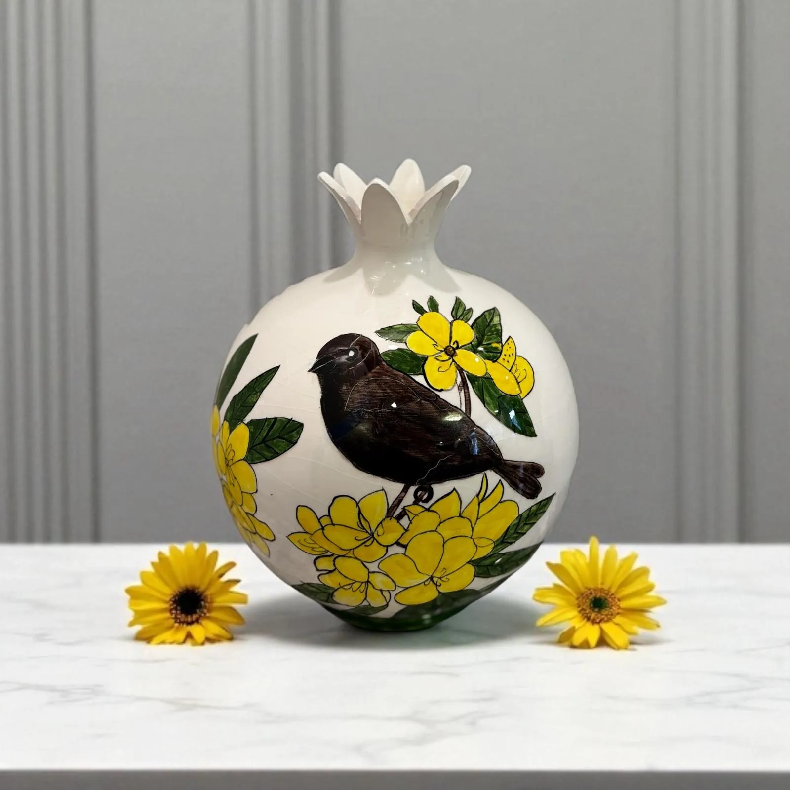 El Boyaması Kuş ve Çiçek Desenli Çini Nar Vazo – Zarif Dekoratif Aksesuar